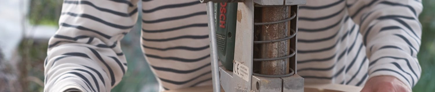 Den sista finishen klaras enklast av med en sliprondell i borrmaskinen. När maskinen spänns fast i borrstativet, kan du flytta materialet fritt. Den sista finishen klaras enklast av med en sliprondell i borrmaskinen. När maskinen spänns fast i borrstativet, kan du flytta materialet fritt.